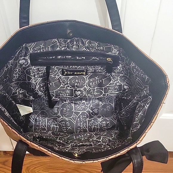 Betsey Johnson Y2K Heart Embossed Tote Bag Black/Tan w/ Bow - Picture 6 of 12